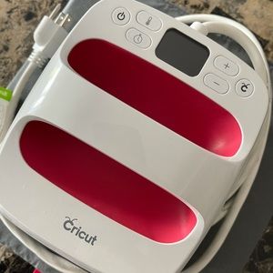 Cricut Easy Press 2 in Raspberry with Mat